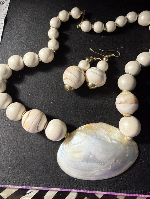 Vintage 1980s conch shell and mother-of-pearl necklace set with matching earrings