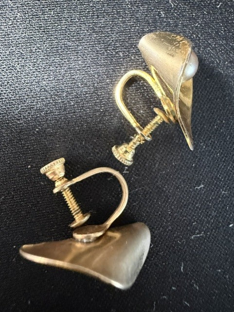 Antique brass calla lily screw-back earrings back view showing screw mechanism