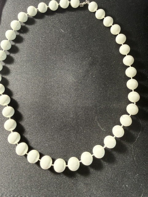 Vintage white howlite knotted bead necklace full view