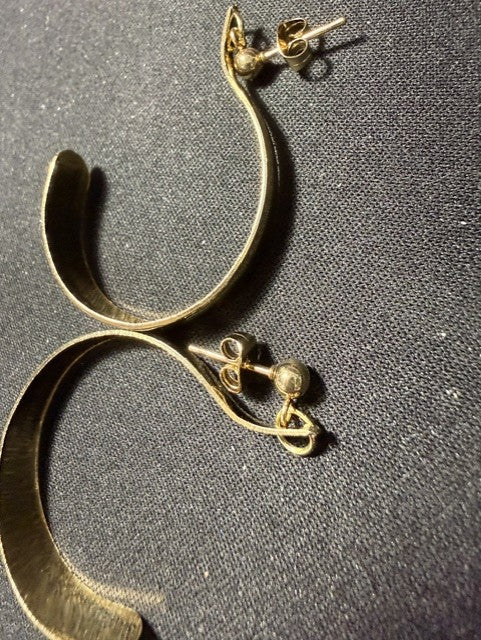 High-Polish Gold-Tone Half-Hoop Earrings — Minimalist Hammered Curve, 1.5"