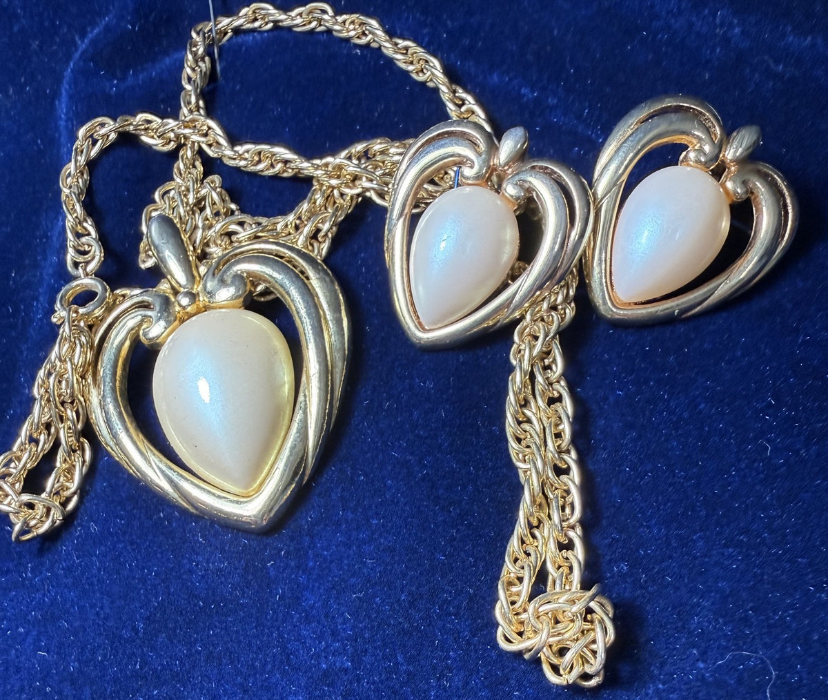 Vintage Gold-Tone Open Heart Pendant Necklace & Earring Set – Cream Opalescent Cabochon, 3-Piece