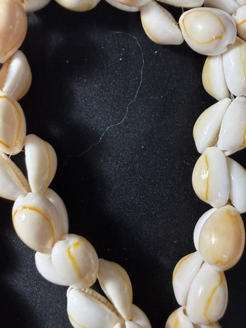 Vintage yellow cowrie shell necklace, loop view