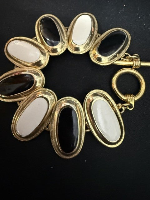Black and white cabochon bracelet - close up of bezel detail