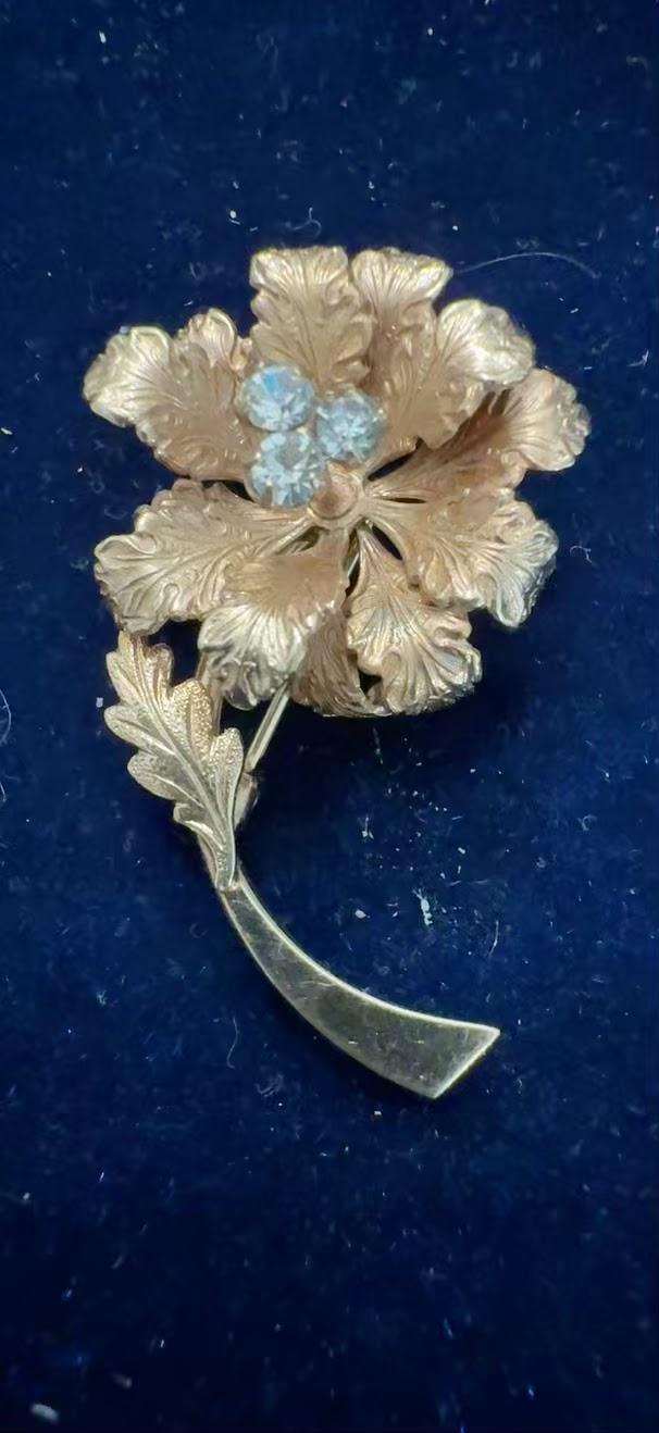 Vintage gold-tone flower brooch front view
