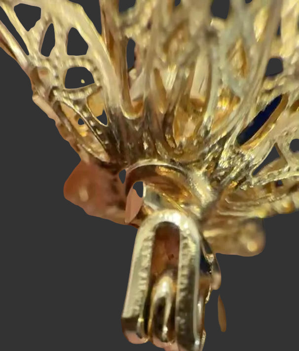 Close-up of Van Dell maker's mark on pin stem